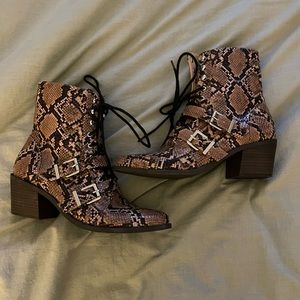 Cute reptile detail boots with buckles